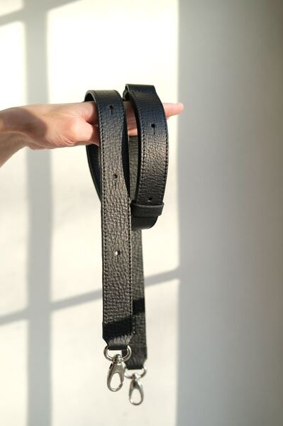 Shoulder strap 3 cm black in textured leather